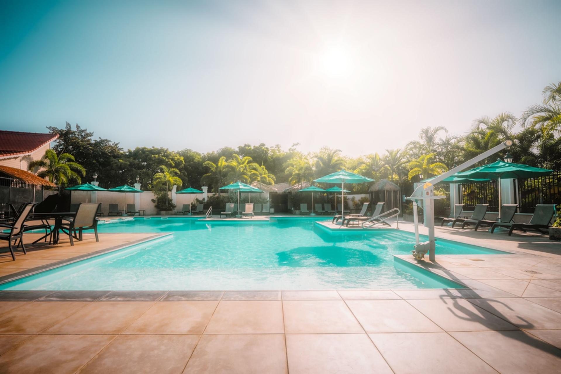 Hotel pied dans l'eau martinique BAMBOU  - piscine parasol